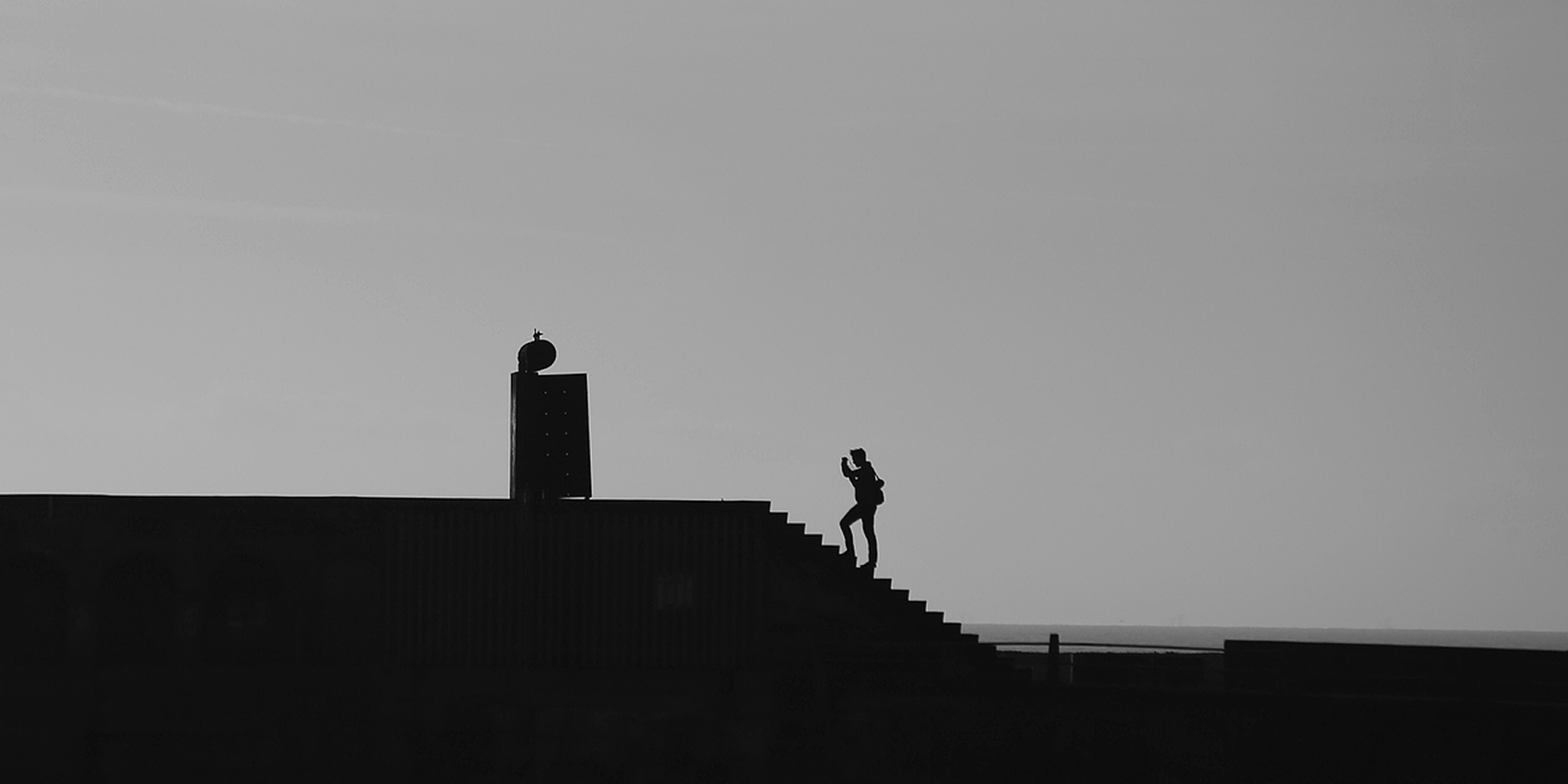 「2025-12-30」Yesterday's shadow elevates today's me.美图壁纸