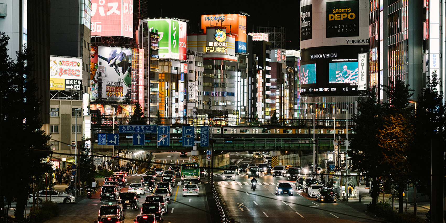 「2026-07-08」Neon lights change how the streets look.美图壁纸