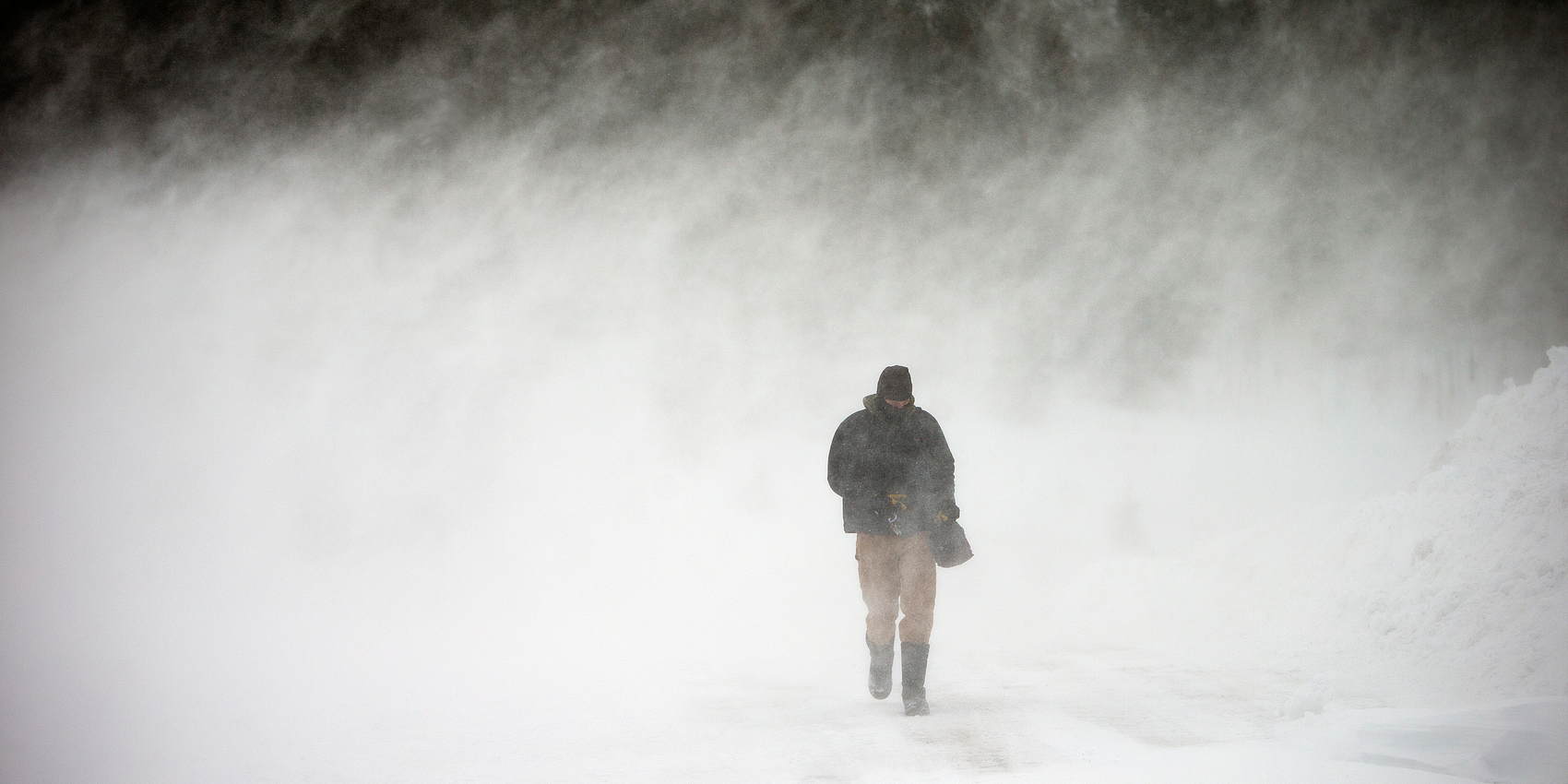 「2025-12-06」Those who walk in the cold wind carry within them an unquenchable flame.美图壁纸