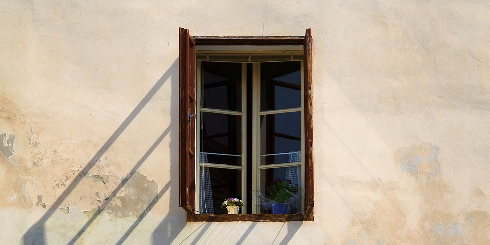 Morning light crept through the windowpanes.Today brings warm breezes and clear