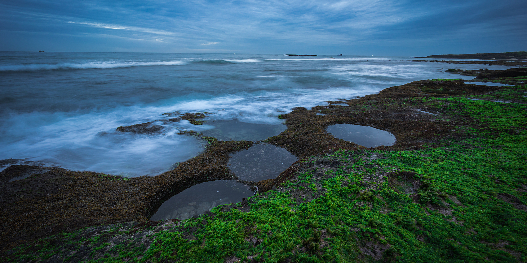 「2026-04-25」The tide teaches us: retreat is just a strategy to advance.美图壁纸